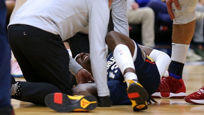 尼斯核心球员托利索在对阵里昂的比赛中遭遇右膝韧带撕裂，经确诊需休养8-10个月，正式宣布无缘本赛季剩余比赛及明年欧洲杯。