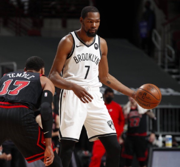  杜兰特关键罚球锁定胜局，篮网险胜76人缩小差距