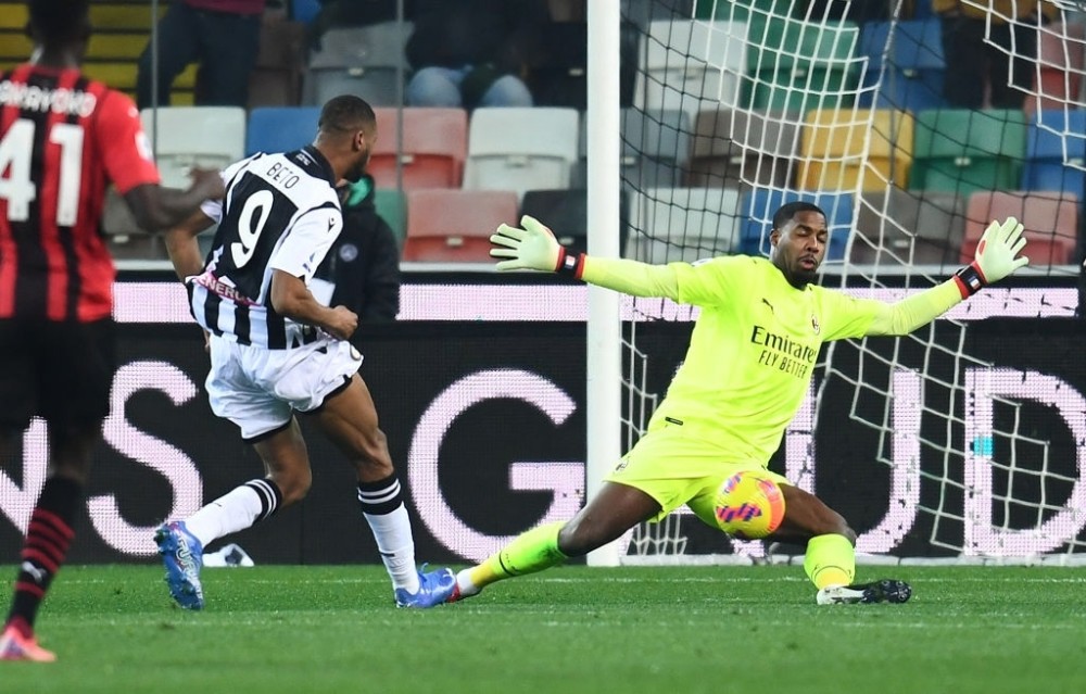  乌迪内斯中场掌控，传控打法压制亚特兰大  