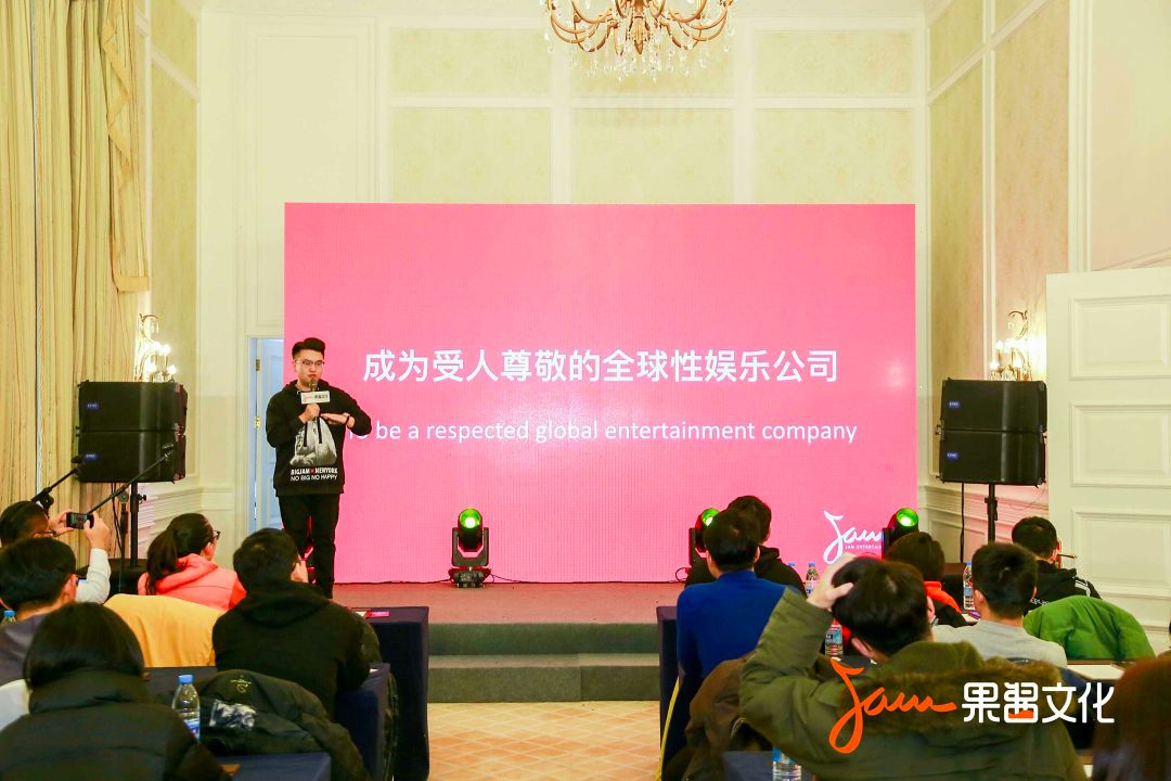  梅斯后防失误致败局，管理层紧急开会总结教训  
